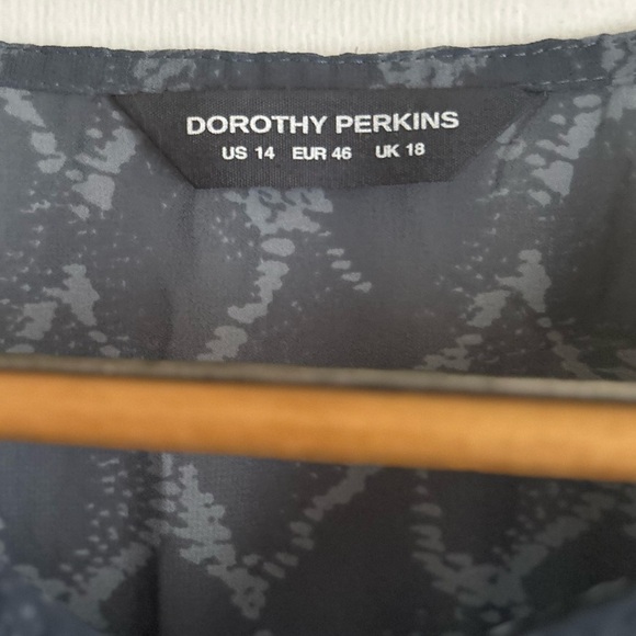 Dorothy Perkins flounced blouse - Picture 2 of 9